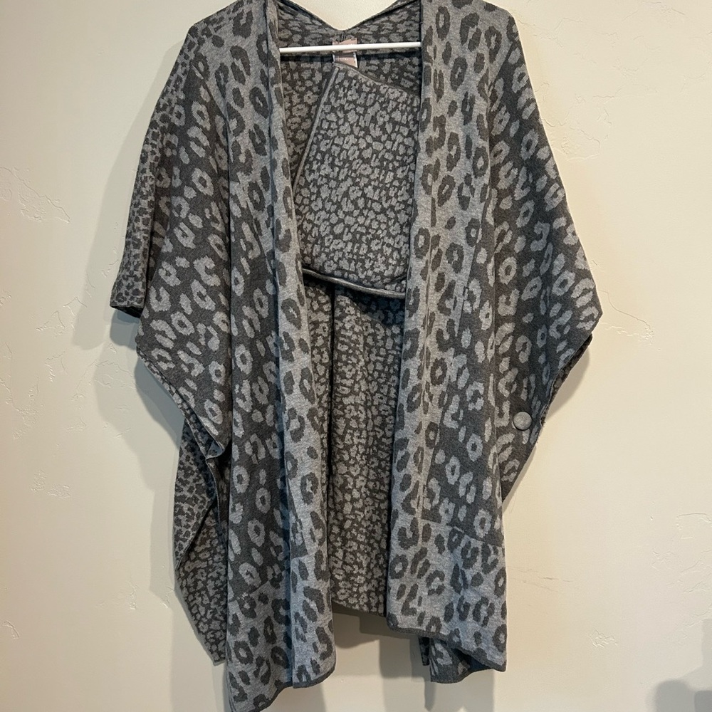 NWT Chico's Gray Animal Cotton Jacquard Ruana Set with Zipper Bag L XL